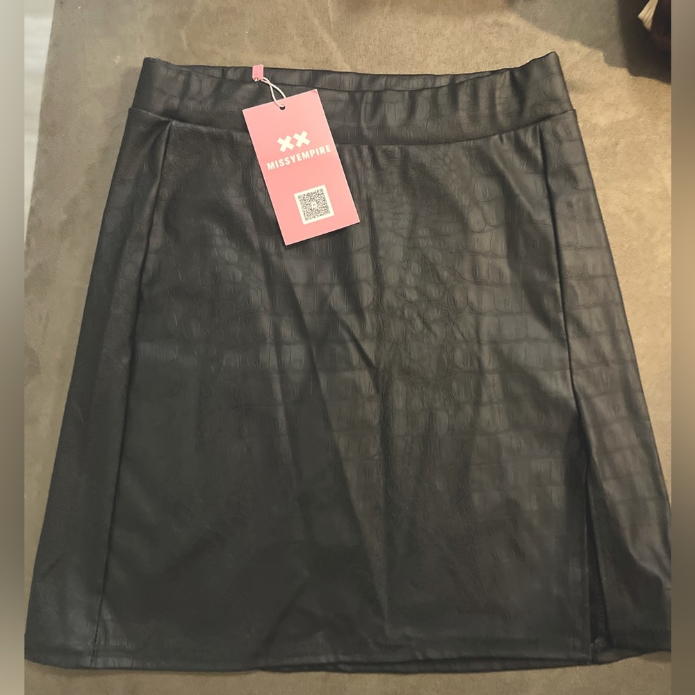 Black Crocodile Print Splint Mini Skirt. US size 6. NEW. TAG INTACT.